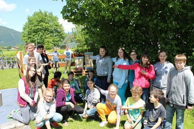 Schüler mit Bienen