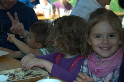 Kinder beim Kuchenessen